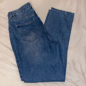 Women’s Vintage Knee Ripped Mid-Waisted Mom Jeans. Size 6 (M)